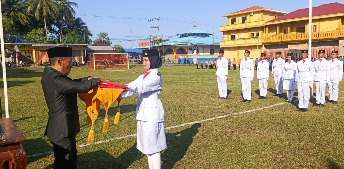 Plt, Camat Jemaja Saat menyerahkan Bendera kepada pasukan paskibra