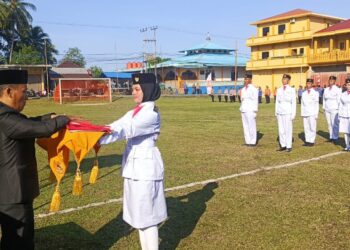 Plt, Camat Jemaja Saat menyerahkan Bendera kepada pasukan paskibra