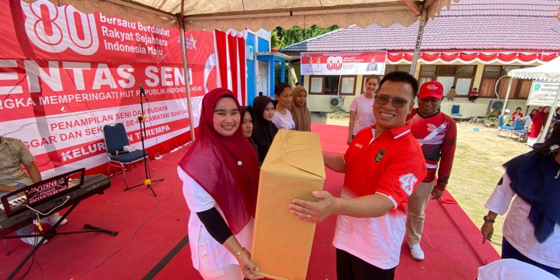 Bupati Anambas Aneng Serahkan hadia ke pemenang lomba