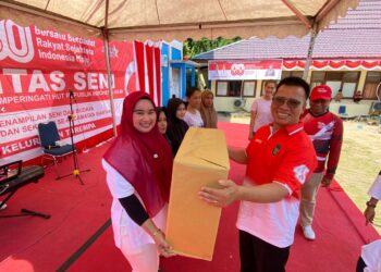 Bupati Anambas Aneng Serahkan hadia ke pemenang lomba