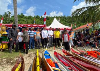 Bupati Anambas Aneng saat akan melepas pertandingan Jongkong
