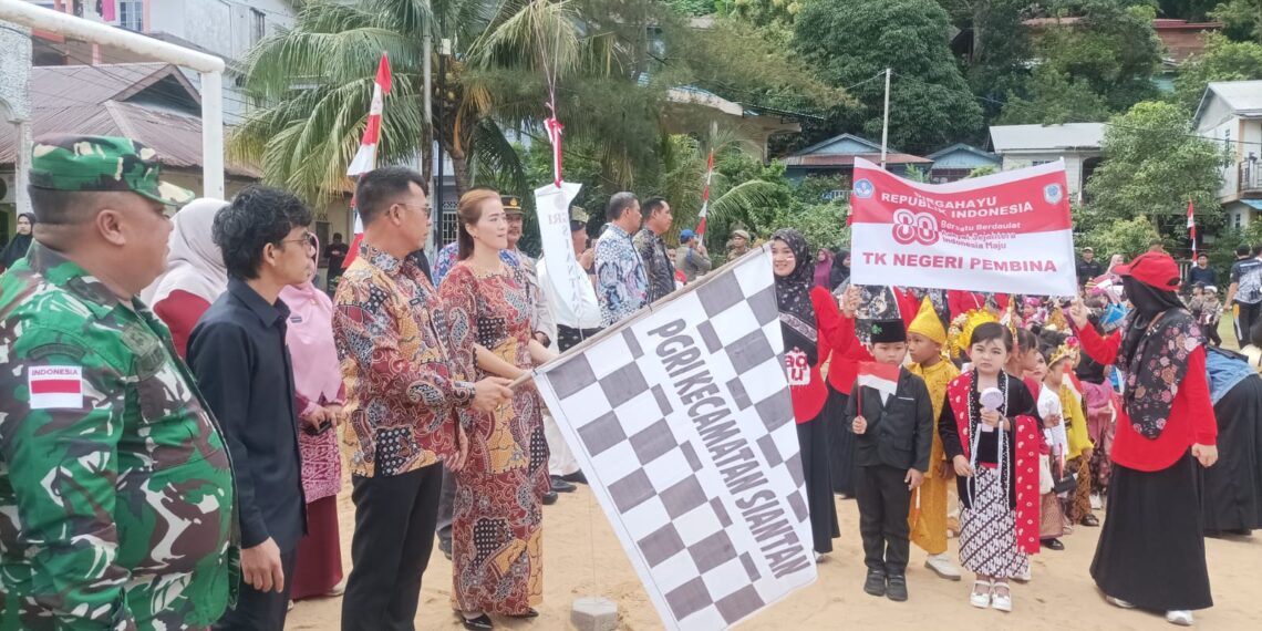 Bupati Anambas Aneng saat meresmikan kegiatan Pawai