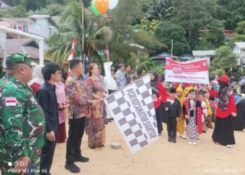 Bupati Anambas Aneng saat meresmikan kegiatan Pawai