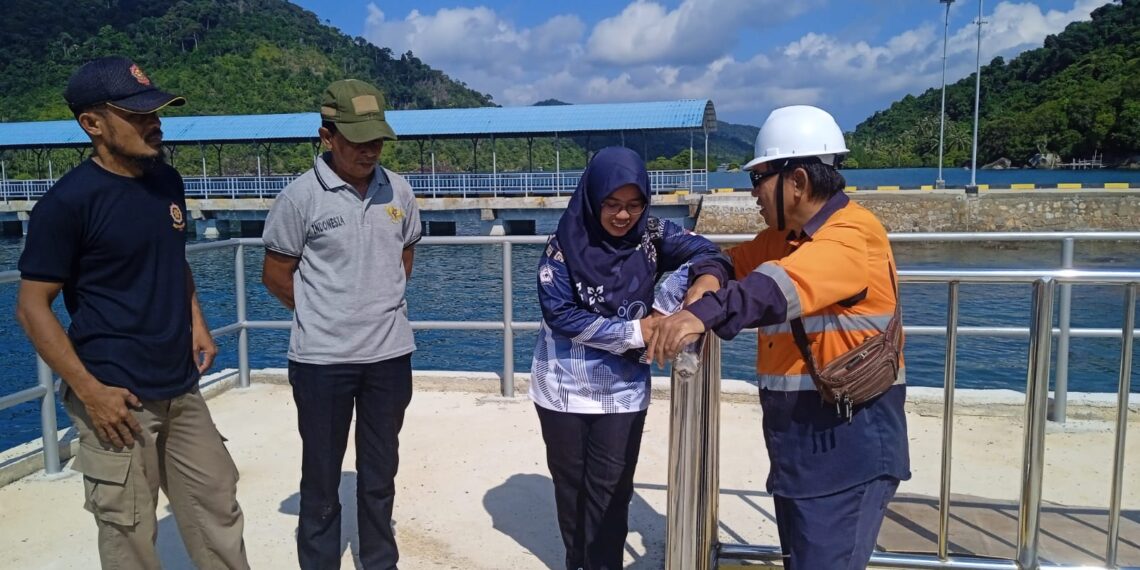 Saat Camat Jemaja Timur Tinjau lokasi jalan Seminai Ambruk