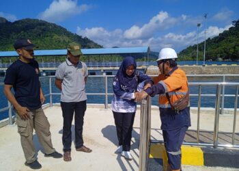 Saat Camat Jemaja Timur Tinjau lokasi jalan Seminai Ambruk