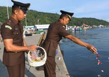Kajari Anambas saat laksanakan tabur bunga di Pelabuhan Tarempa