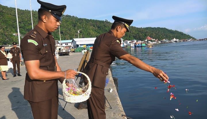 Kajari Anambas saat laksanakan tabur bunga di Pelabuhan Tarempa