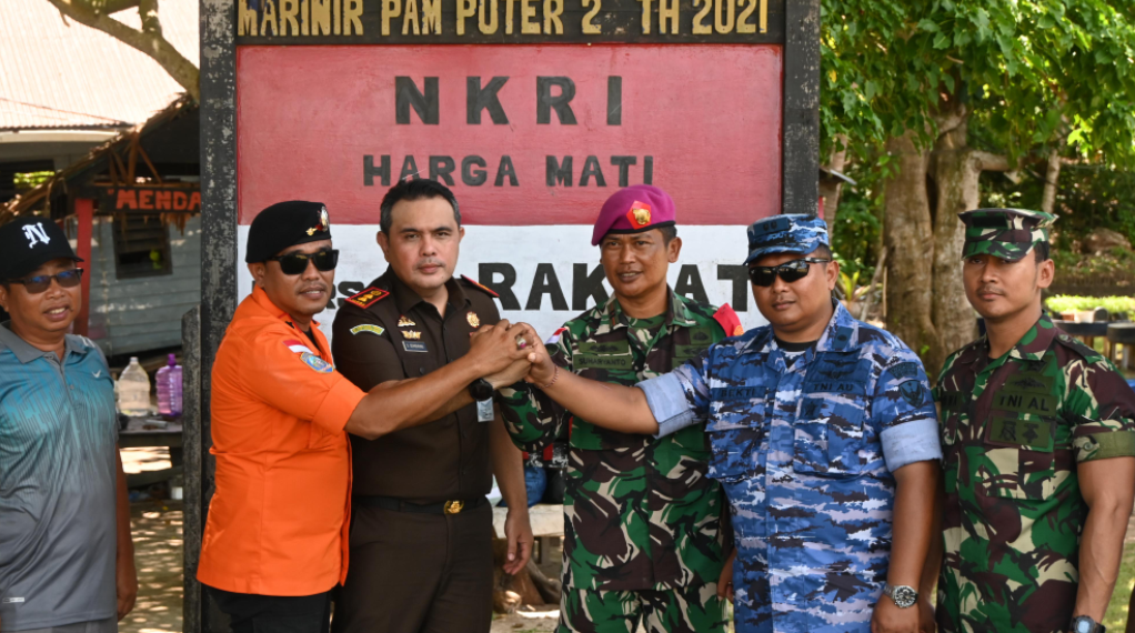 Tim Gabungan Lanud RSA Natuna Kibarkan Merah Putih, Tunjukkan Eksistensi di Pulau Sekatung Wilayah Terdepan NKRI
