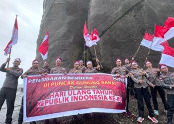 ‎Bukti Cinta Tanah Air, Polres Natuna Kibarkan Merah Putih di Gunung Ranai