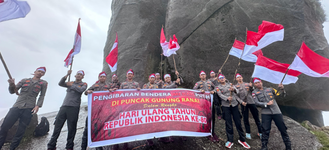 Bukti Cinta Tanah Air, Polres Natuna Kibarkan Merah Putih di Gunung Ranai