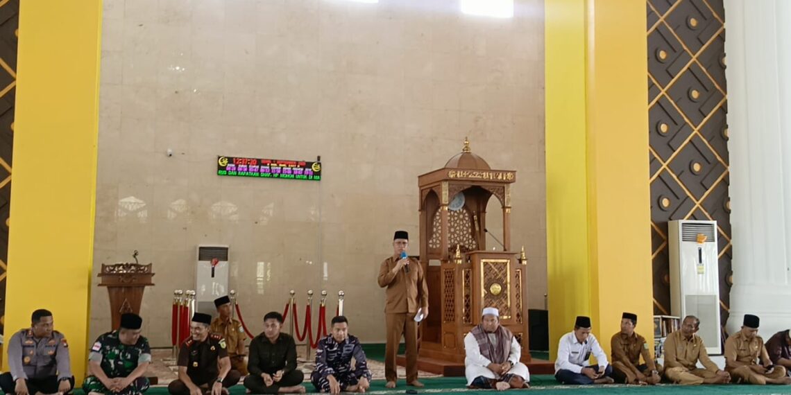 Bupati Anambas Aneng saat berikan sambutan di masjid Agung Baitul Ma'mur Dalam dzikir dan do'a bersama