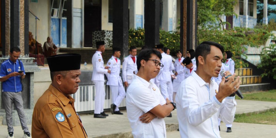 Kajari Anambas saat memberikan materi penyuluhan kepada ratusan siswa di SMAN 1 Siantan