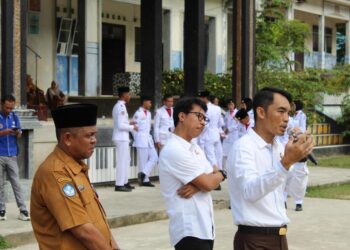 Kajari Anambas saat memberikan materi penyuluhan kepada ratusan siswa di SMAN 1 Siantan