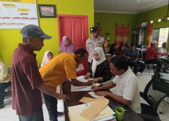 Pemdes Mampok Salurkan BLT-DD untuk 29 Keluarga Penerima Manfaat Sekaligus Dua Bulan