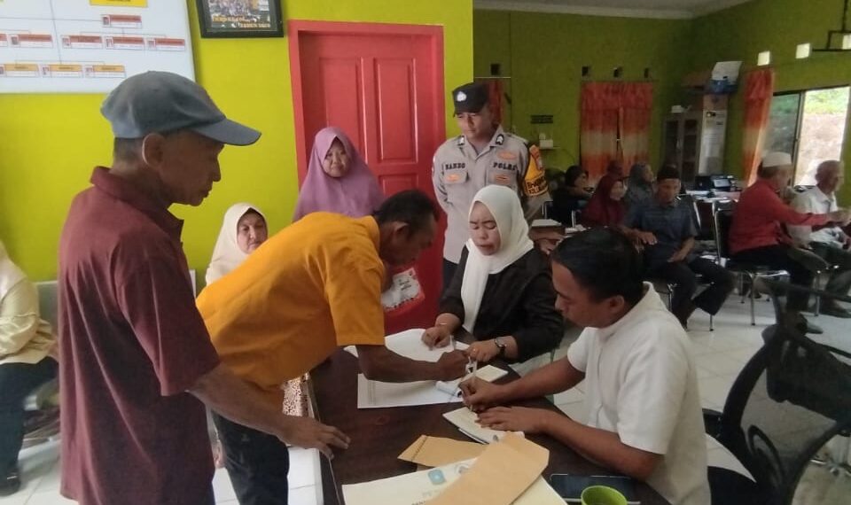 Pemdes Mampok Salurkan BLT-DD untuk 29 Keluarga Penerima Manfaat Sekaligus Dua Bulan