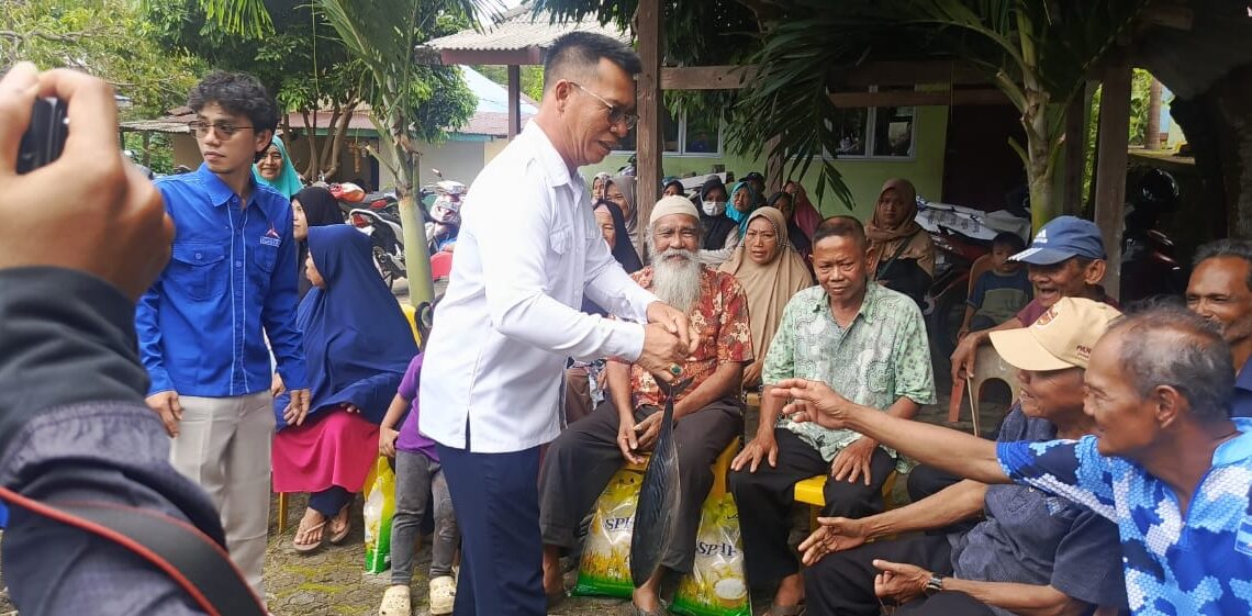 Bupati Anambas saat Salurkan batuan ke Warga di Dusun II RT 03 Desa Tiangau Kecamatan Siantan Selatan