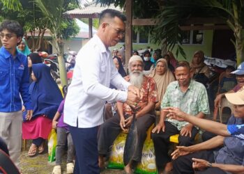 Bupati Anambas saat Salurkan batuan ke Warga di Dusun II RT 03 Desa Tiangau Kecamatan Siantan Selatan
