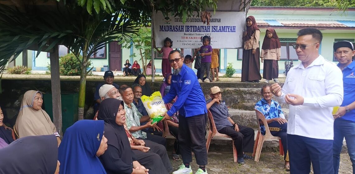 Ketua DPC Partai Demokrat Anambas Delta saat serahkan bantuan kepada warga