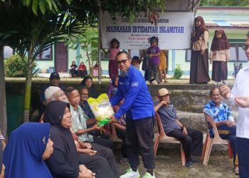 Ketua DPC Partai Demokrat Anambas Delta saat serahkan bantuan kepada warga