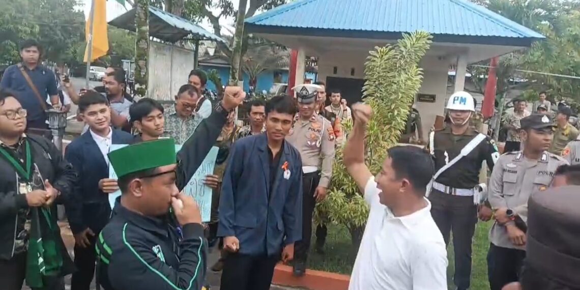 Ketua DPRD Natuna, Rusdi saat menyambut kedatangan rombongan mahasiswa yang tergabung dalam HMI dan Dema STAI Natuna