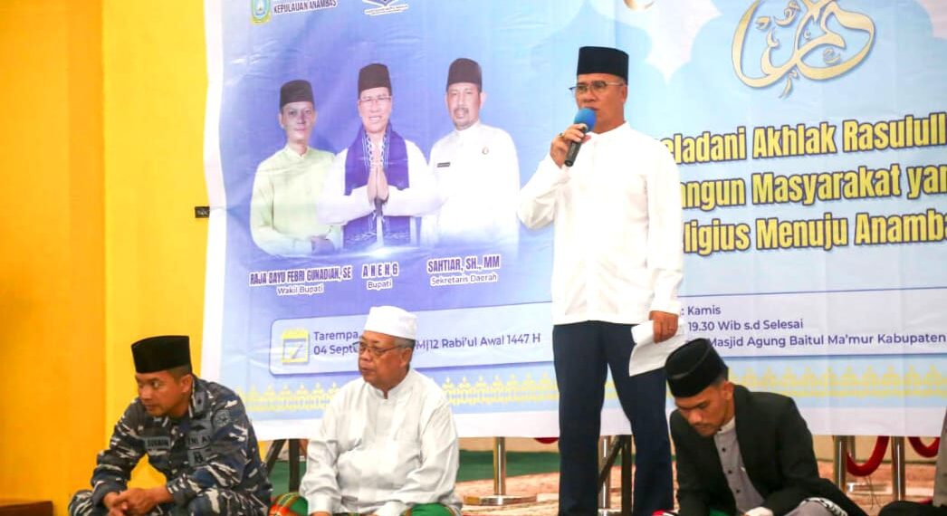 Bupati Anambas Aneng saat memberikan sambutan pada malam Maulid Nabi Muhammad SAW di Masjid Agung Baitul Ma'mur Tarempa kamis malam 4/9/2025.