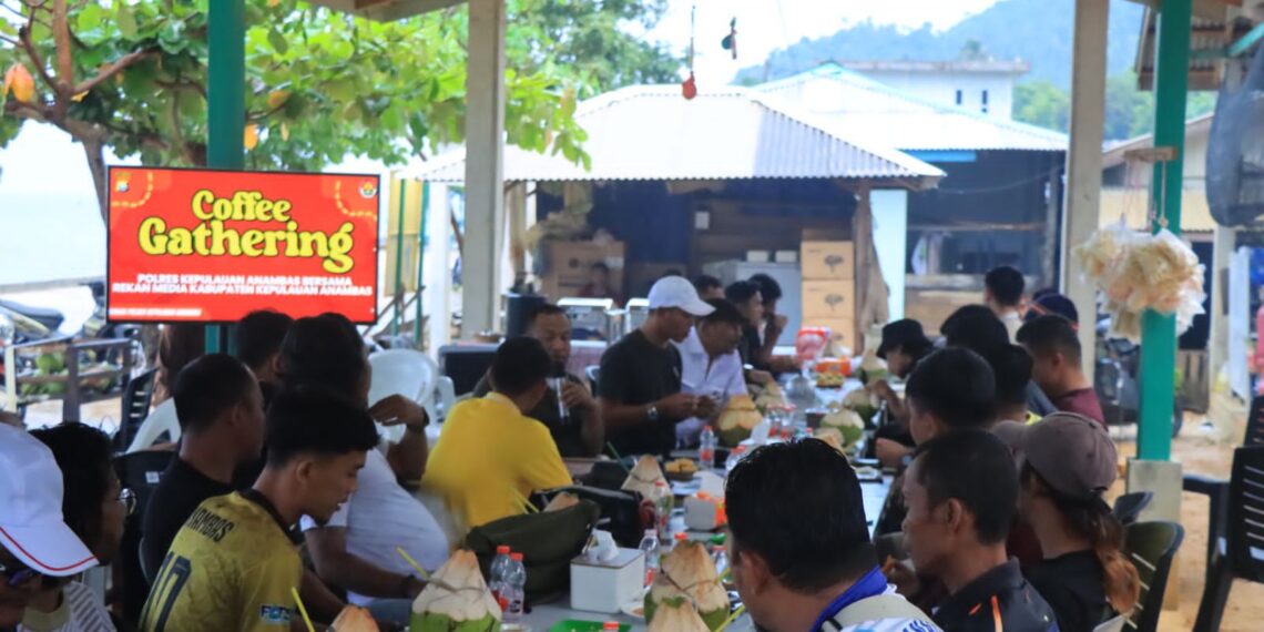 Coffee Gathering Polres Anambas dan Insan Pers : Hangatnya Silaturahmi di Balik Senja Merah Menyala