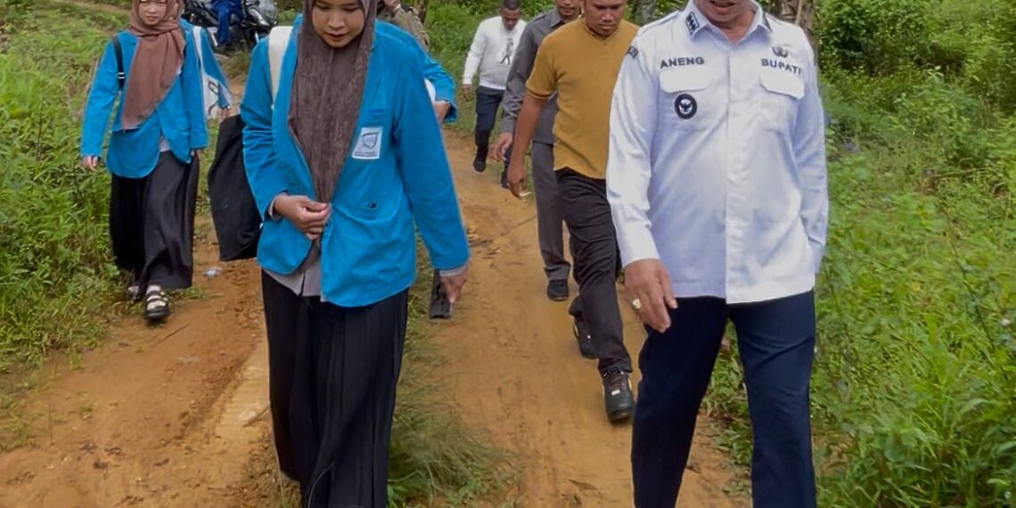 Akses jalan tanah merah menuju STAI Paduka yang akan di rencanakan pembangunan oleh pemerintah Daerah