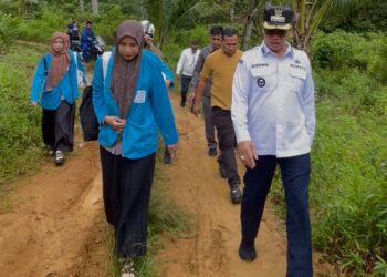 Akses jalan tanah merah menuju STAI Paduka yang akan di rencanakan pembangunan oleh pemerintah Daerah