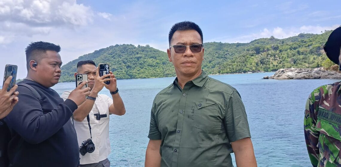 Bupati Aneng saat melakukan peninjauan lapangan pelabuhan nelayan Dusun Sedanau, Desa Rewak, Kecamatan Jemaja Kabupaten Kepulauan Anambas Provinsi Kepulauan Riau