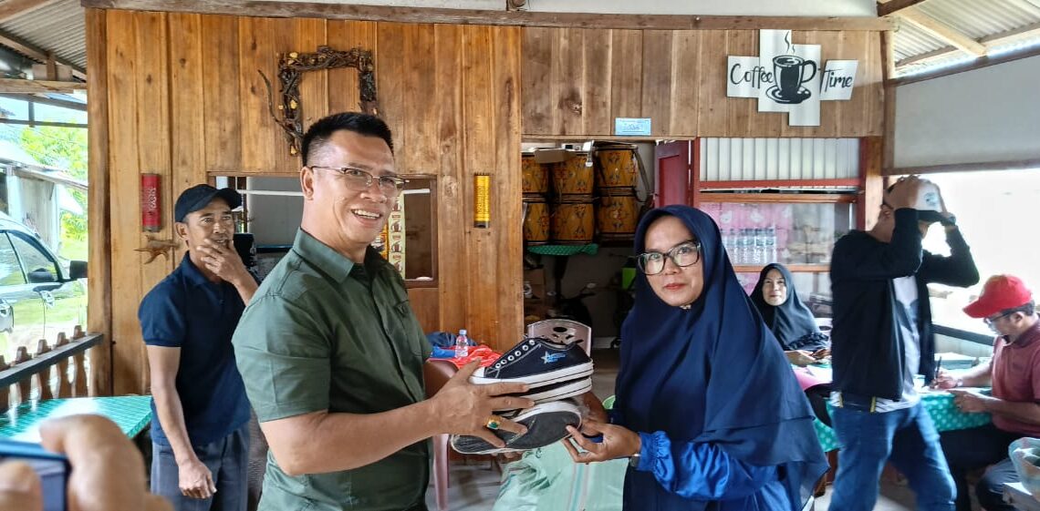 Bupati Aneng saat menyerahkan bantuan sepatu kapada Sekolah SDN 009 Landak secara simbolis
