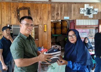 Bupati Aneng saat menyerahkan bantuan sepatu kapada Sekolah SDN 009 Landak secara simbolis