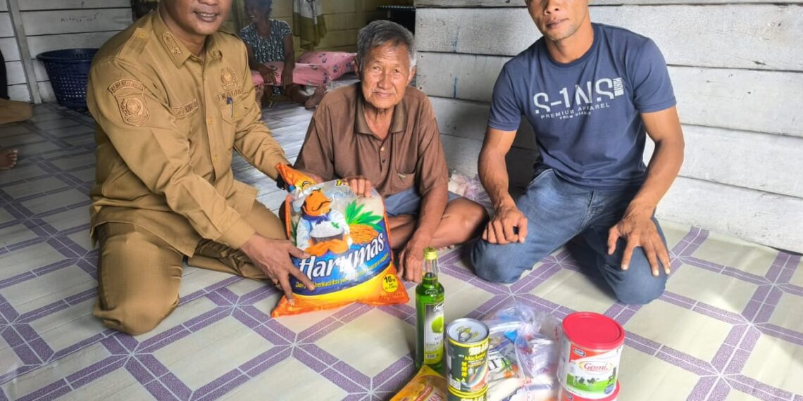 Desa Mampok Salurkan Dana Operasional 3 Persen DD, Lima Warga Sakit Terima Bantuan Sembako