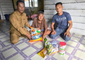 Desa Mampok Salurkan Dana Operasional 3 Persen DD, Lima Warga Sakit Terima Bantuan Sembako