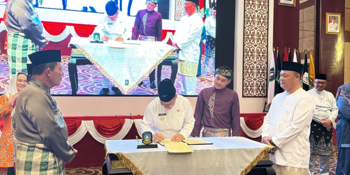 Bupati Anambas, Aneng saat melekukan penandatanganan perjanjian kerja sama antara Pemerintah dan DPRD Provinsi Kepulauan Riau dengan Pemerintah dan DPRD Kabupaten/Kota se-Provinsi Kepri terkait bantuan biaya pendidikan dokter spesialis dan subspesialis.