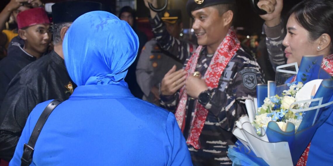 Komandan Pangkalan TNI Angkatan Laut (Danlanal) Tarempa, Letkol Laut (P) Romi Sitorus, S.E., bersama Ketua Cabang 3 Daerah Kodaeral IV Gabungan Jalasenastri Armada RI, Ny. Agustina Romi Sitorus, tiba di Kota Tarempa, Kabupaten Kepulauan Anambas