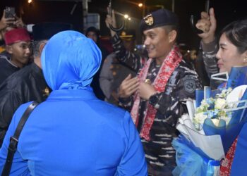 Komandan Pangkalan TNI Angkatan Laut (Danlanal) Tarempa, Letkol Laut (P) Romi Sitorus, S.E., bersama Ketua Cabang 3 Daerah Kodaeral IV Gabungan Jalasenastri Armada RI, Ny. Agustina Romi Sitorus, tiba di Kota Tarempa, Kabupaten Kepulauan Anambas