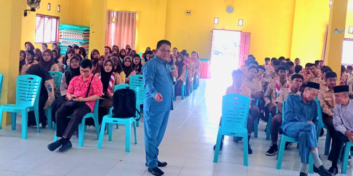 Ketua FKUB Kabupaten Natuna, Dr. H. Umar Natuna saat menyampaikan materi