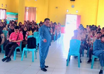 Ketua FKUB Kabupaten Natuna, Dr. H. Umar Natuna saat menyampaikan materi