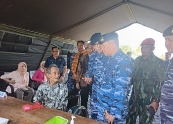 Trimatra TNI Gelar Pengobatan Massal dan Pemeriksaan Gratis di Desa Tapau, Semarakkan HUT ke-80 TNI