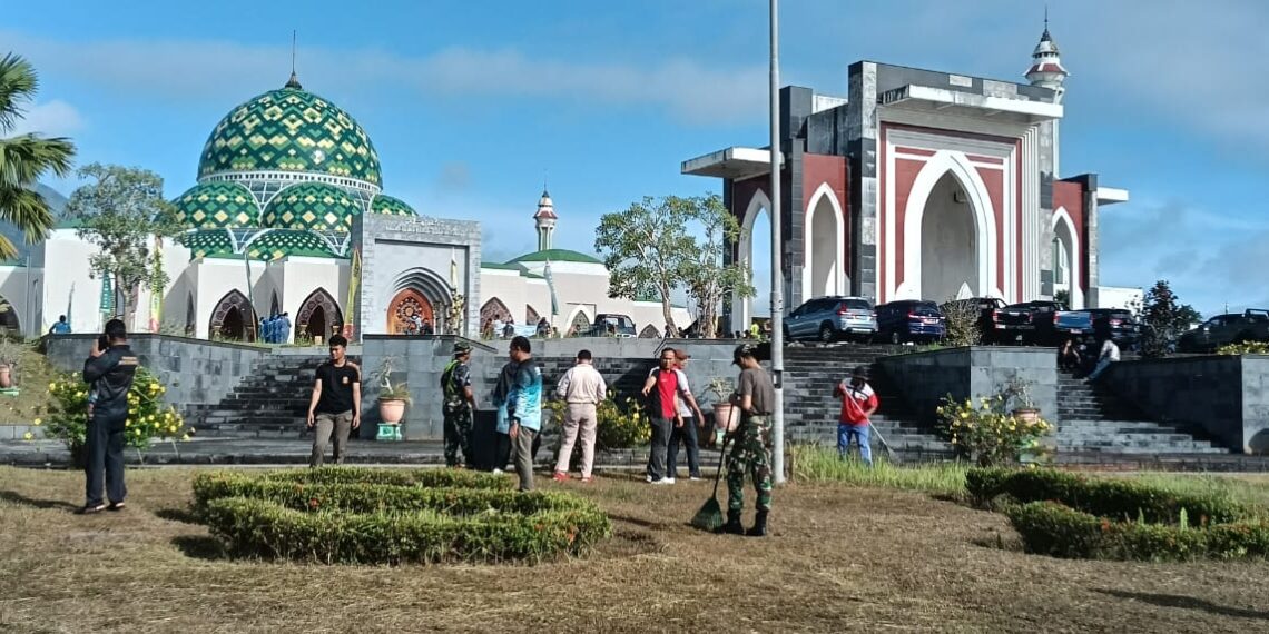 Trimatra TNI Gelar Karya Bakti di Komplek Masjid Agung Natuna Sambut HUT ke-80 TNI