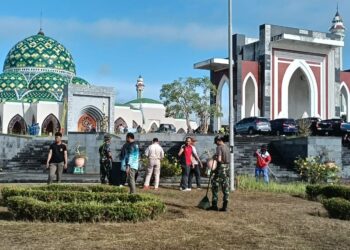 Trimatra TNI Gelar Karya Bakti di Komplek Masjid Agung Natuna Sambut HUT ke-80 TNI