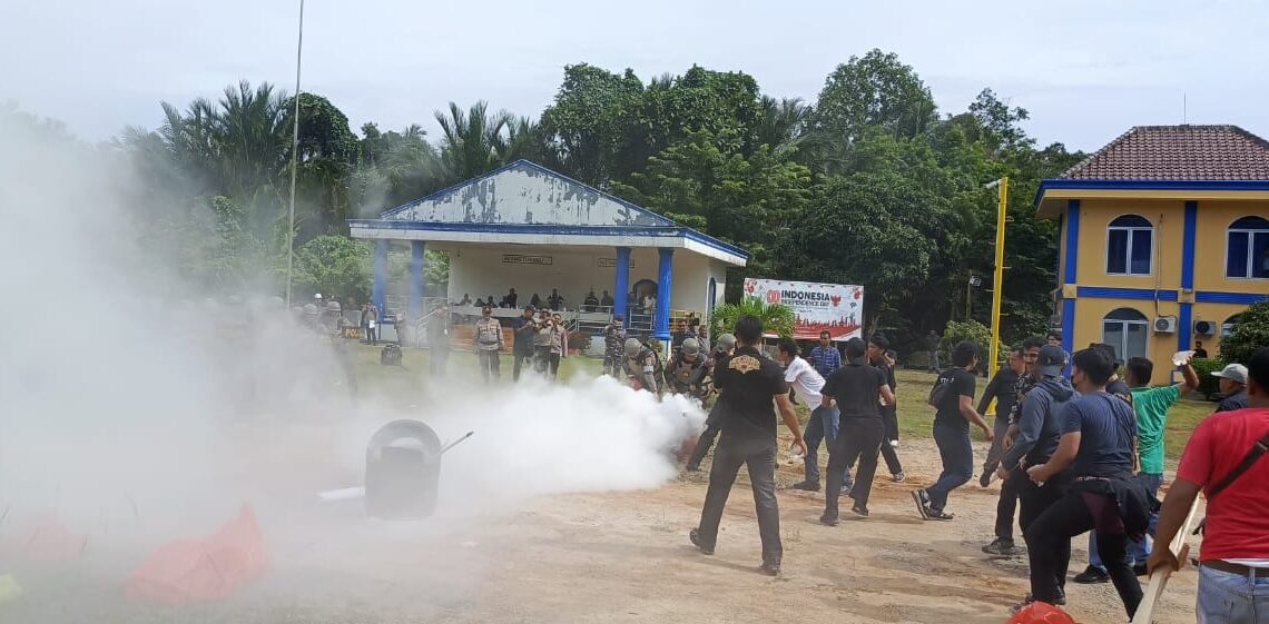 Aksi pembakaran oleh aksi demonstrasi di Matak Base proten terkait tenaga kerja lokal di PHK