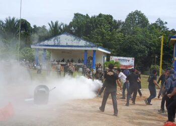 Aksi pembakaran oleh aksi demonstrasi di Matak Base proten terkait tenaga kerja lokal di PHK