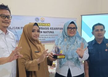 Poto bersama : Nikolas Panama, SH., M.Pd., M.H, dosen jurnalistik UMRAH sekaligus Penguji Uji Kompetensi Jurnalis (UKJ) Aliansi Jurnalis Independen (AJI) – Dewan Pers, Dekan Fakultas Keguruan dan Ilmu Pendidikan (FKIP) Universitas Maritim Raja Ali Haji (UMRAH), Ahada Wahyusari, Sekretaris Dinas Kominfo Kabupaten Natuna Wan Udayani, Ketua PWI Natuna Muhammad Rapi.