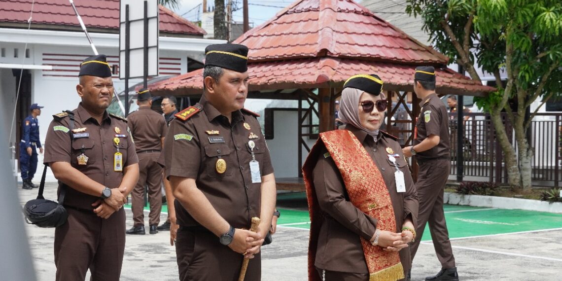 Wakil Kepala Kejaksaan Tinggi Kepulauan Riau Irene Putrie di dampingi Kajari Natuna Suryadi Sembiring SH., MH saat melaksanakan kunjungan kerja dan supervisi ke Kejaksaan Negeri Natuna