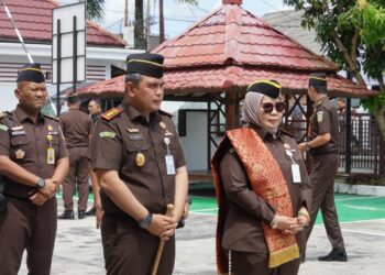 Wakil Kepala Kejaksaan Tinggi Kepulauan Riau Irene Putrie di dampingi Kajari Natuna Suryadi Sembiring SH., MH saat melaksanakan kunjungan kerja dan supervisi ke Kejaksaan Negeri Natuna