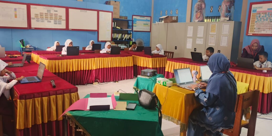 SDN 009 Landak Laksanakan ANBK, Siswa Antusias Meski Minim Fasilitas