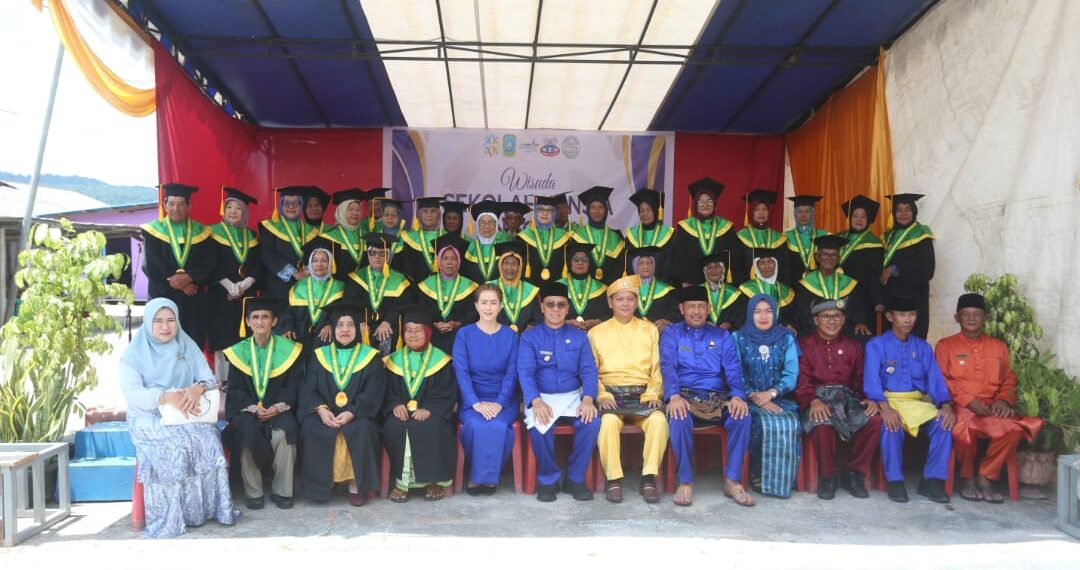 33 Lansia Air Asuk Diwisuda : Usia Tak Hentikan Semangat Belajar