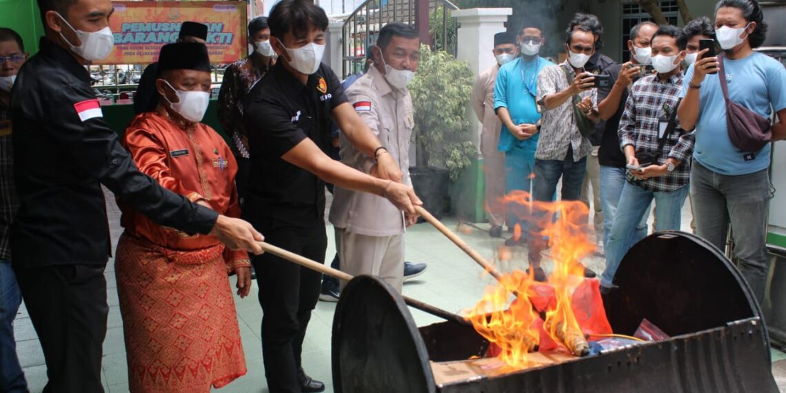 Kejari Anambas Musnahkan Barang Bukti 16 Perkara