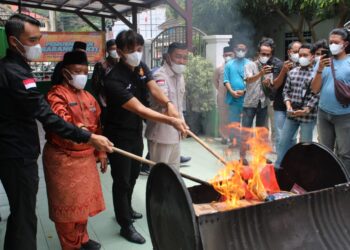 Kejari Anambas Musnahkan Barang Bukti 16 Perkara